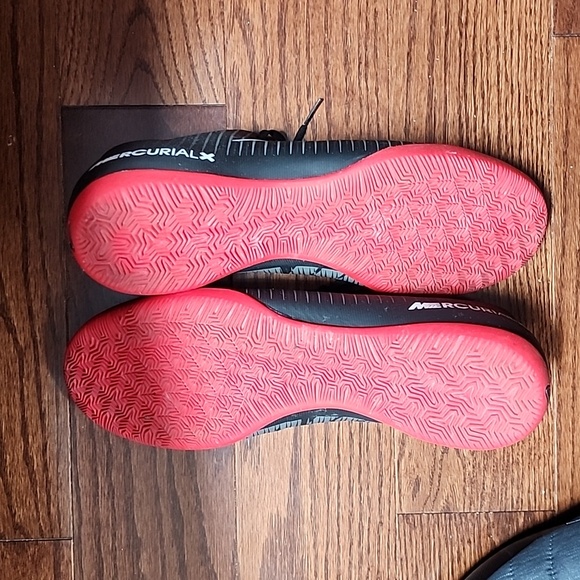 Mens indoor Nike brand soccer shoes size 11 - Picture 2 of 5